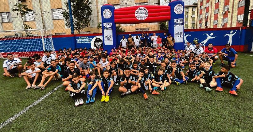Festival com equipes e comunidade reunidas no Campo da Cantareira
