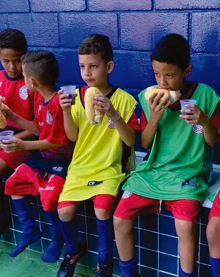 Alunos reunidos durante o momento do lanche