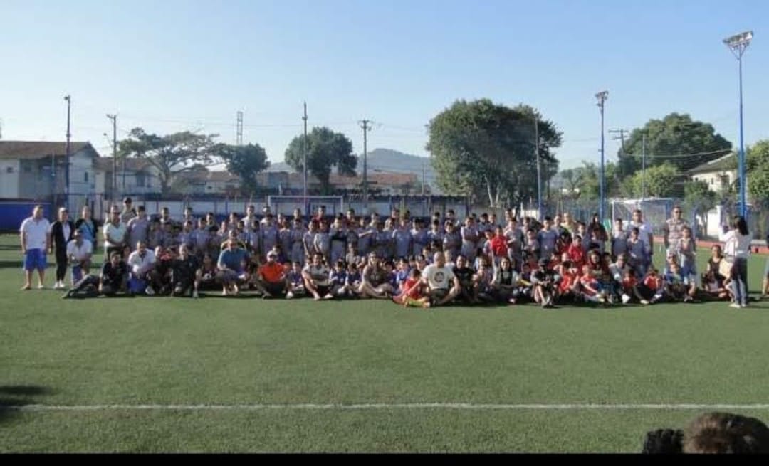 Atletas, familiares e integrantes da comunidade reunidos no Campo da Cantareira